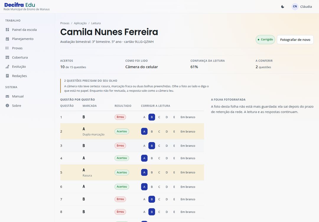 Tela de leitura de um cartão: as questões lidas pela câmera, as duvidosas destacadas e os botões para corrigir a leitura.